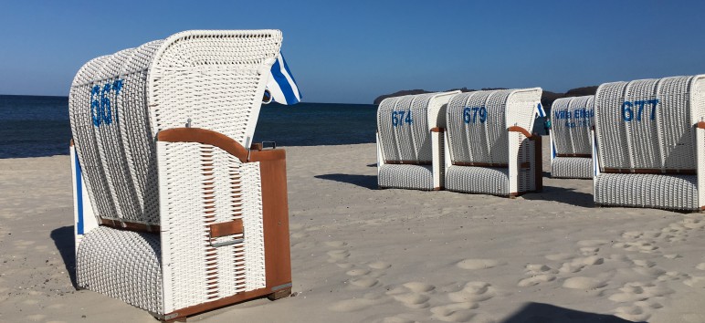 Ferienwohnungen mit Strandkorb am Strand